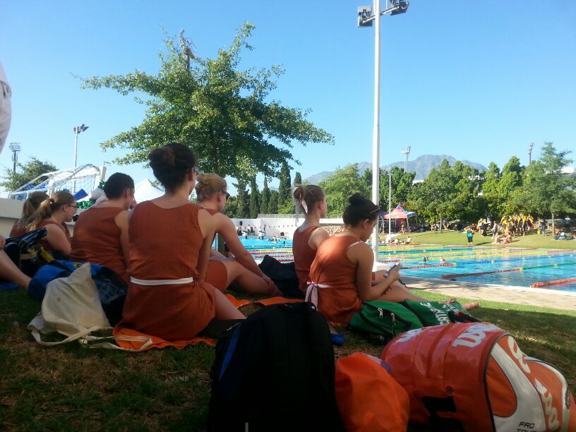 U19 dames bij het zwembad in Stellenbosch
